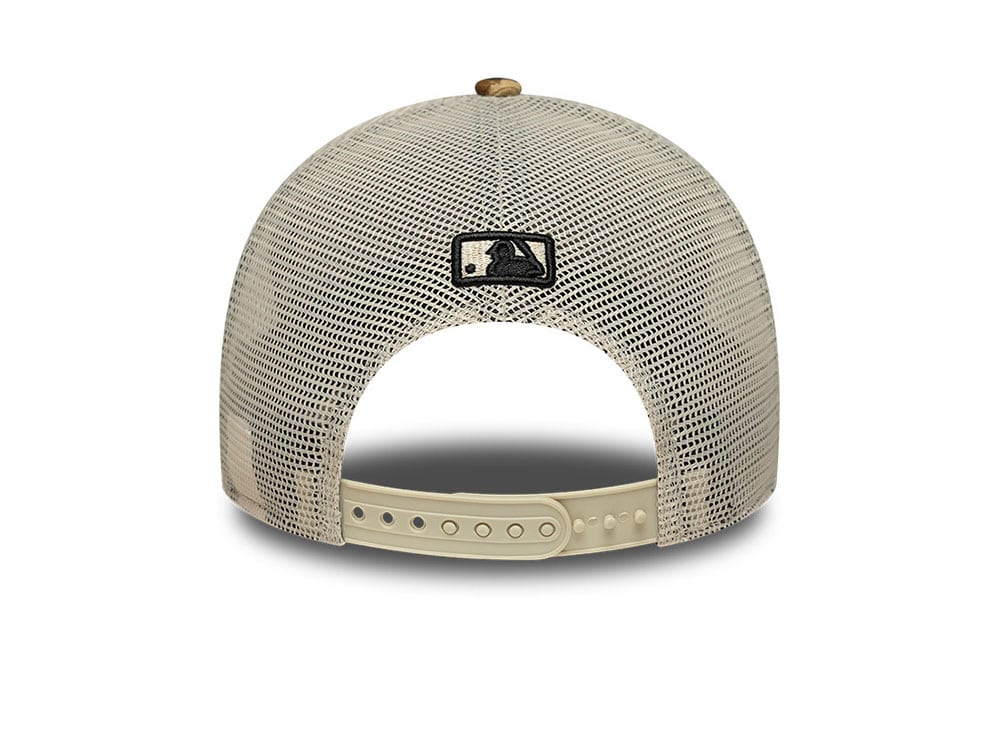 New Era New York Yankees Leopard Print M Crown 9Forty Womens A Frame Trucker Snapback Cap
