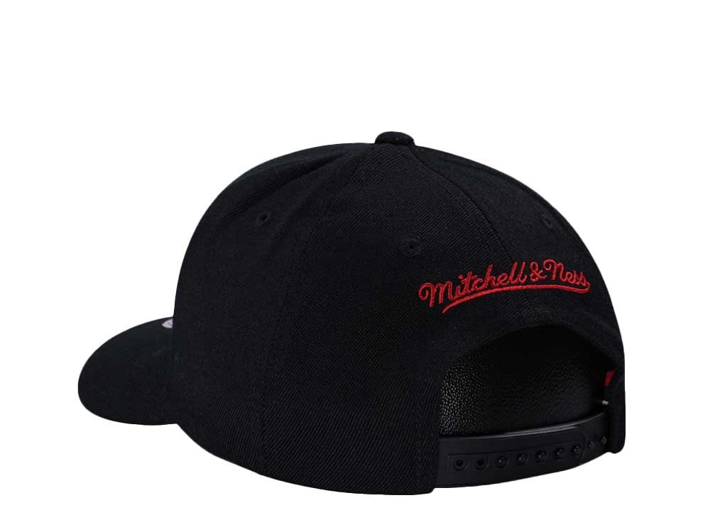 Mitchell & Ness Chicago Bulls Retrodome Classic Red Stretch Snapback Cap